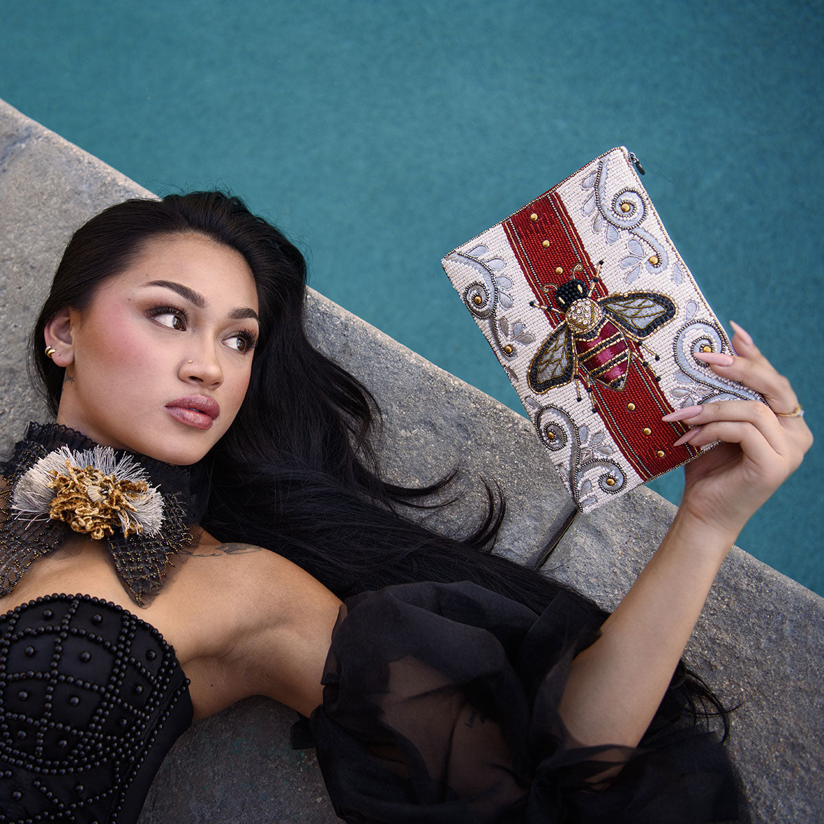 MARY FRANCES 赤 リップビーズパーティーバッグ　メアリーフランシス Crimson Queen Red and Gold Crown Beaded Handbag